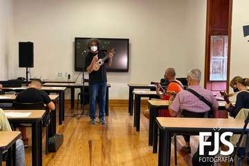 La Casa Condal de Telde  toca el timple/Francisco Javier Santana.